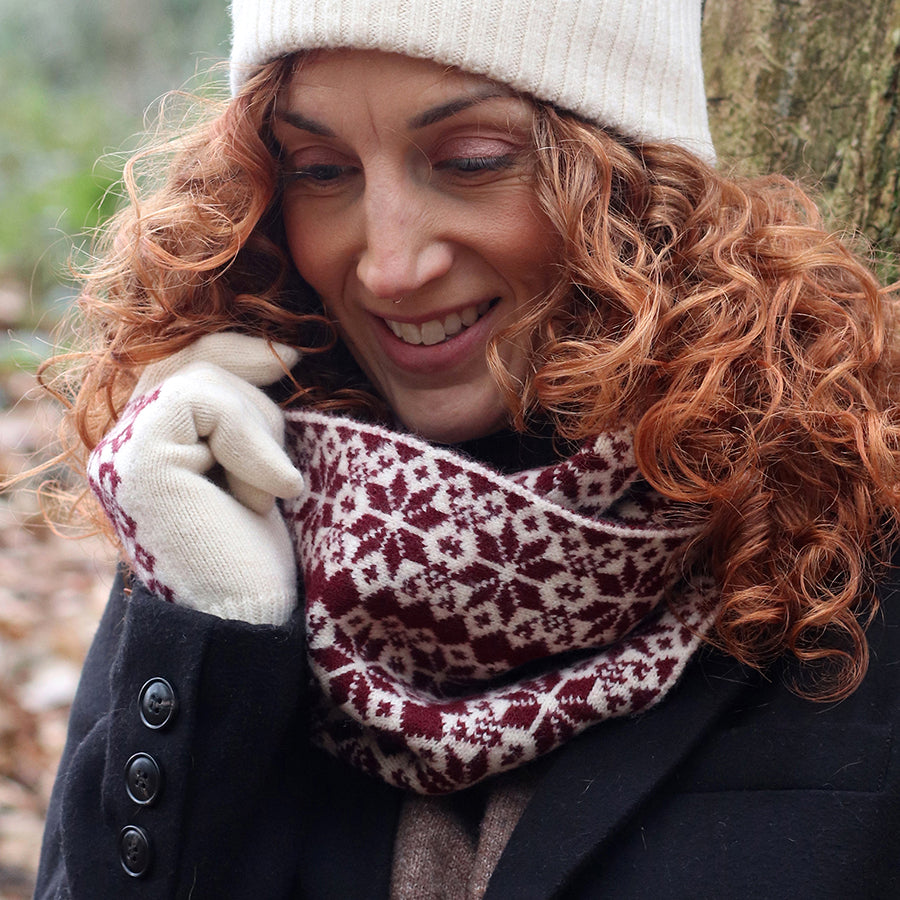 Burgundy and cream scandi starflower snood