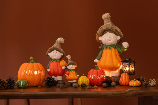 Child Pumpkin+Lantern