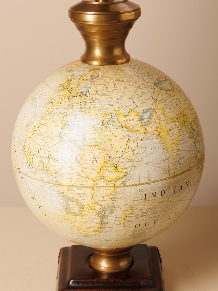 Table lamp with globe